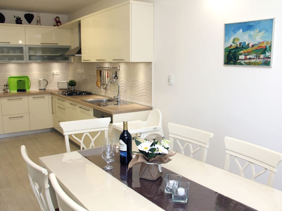 Apartment | Private kitchen | Dining tables
