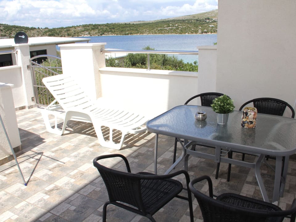 Apartment | Dining