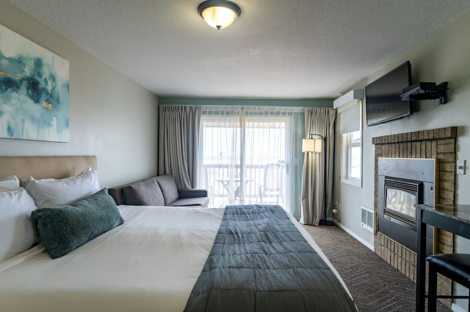 Suite, Oceanfront King with Sofa Bed & Spa | Memory foam beds, individually decorated, individually furnished