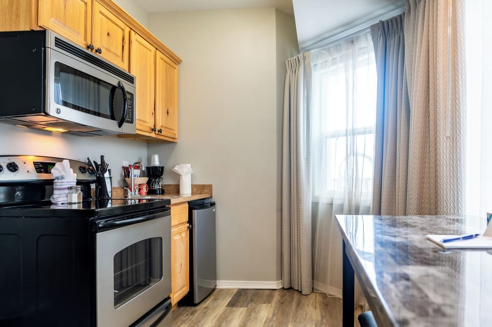 Deluxe King Spa Room- No View | Private kitchen | Mini-fridge, microwave, coffee/tea maker, cookware/dishes/utensils