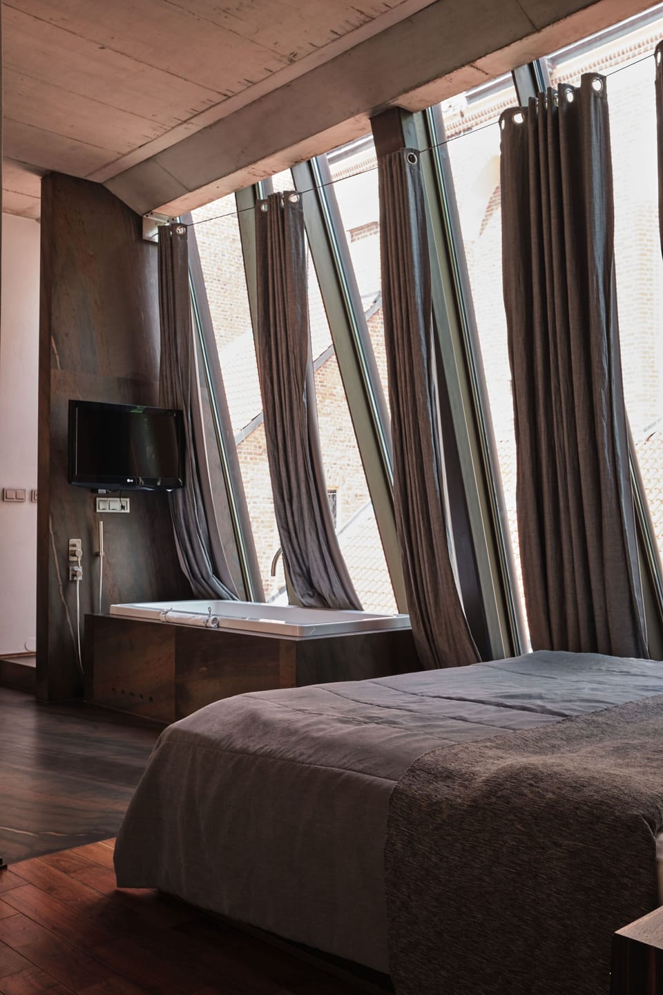 Deluxe Suite | Minibar, in-room safe, free cribs/infant beds, free WiFi