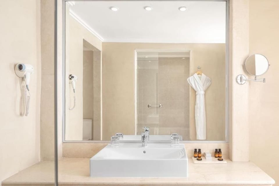 Shower, free toiletries, hair dryer, bidet
