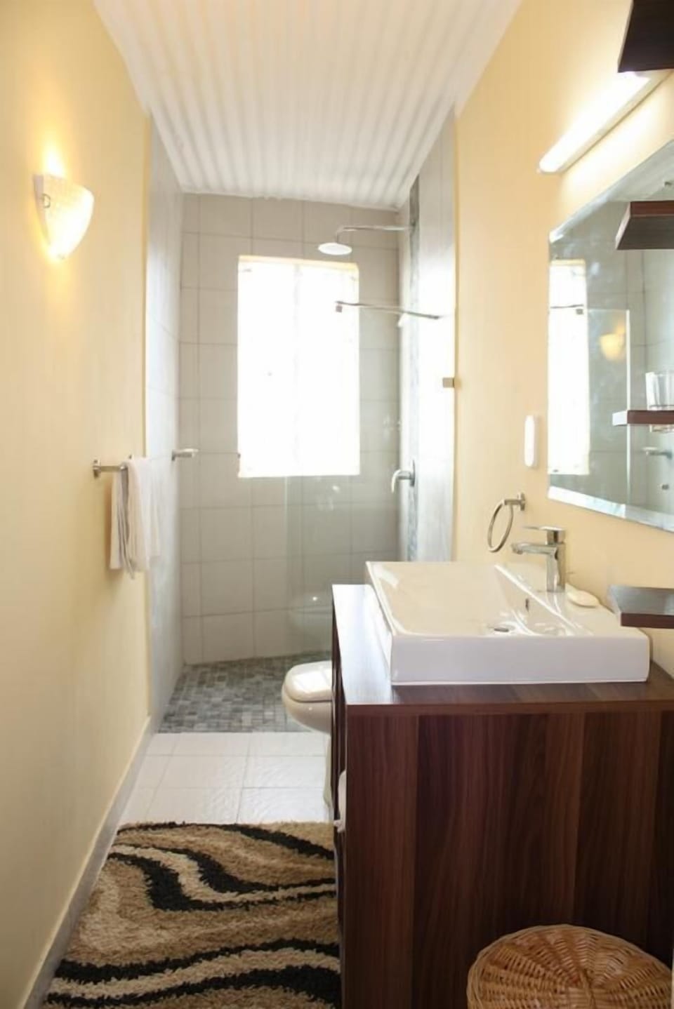 Studio | Bathroom | Shower, rainfall showerhead, towels