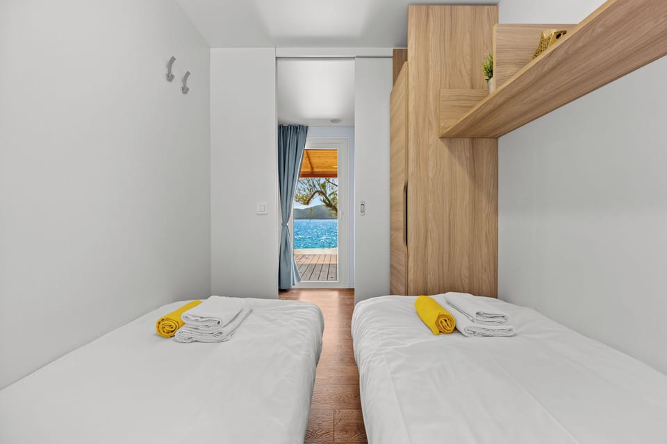 Cribs/infant beds, bed sheets