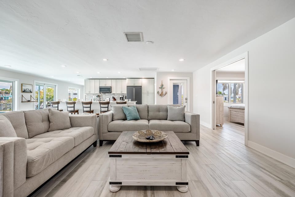 Living Room 
Smart Large Screen TV
Open Floor Concept
