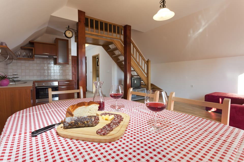 Cottage | In-room dining