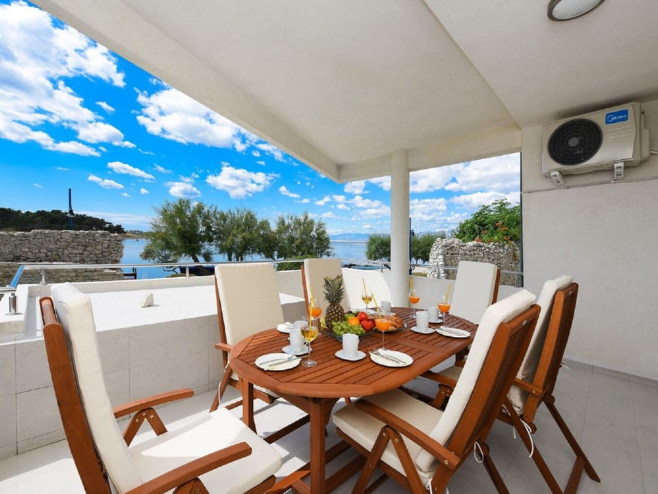 Villa | Dining