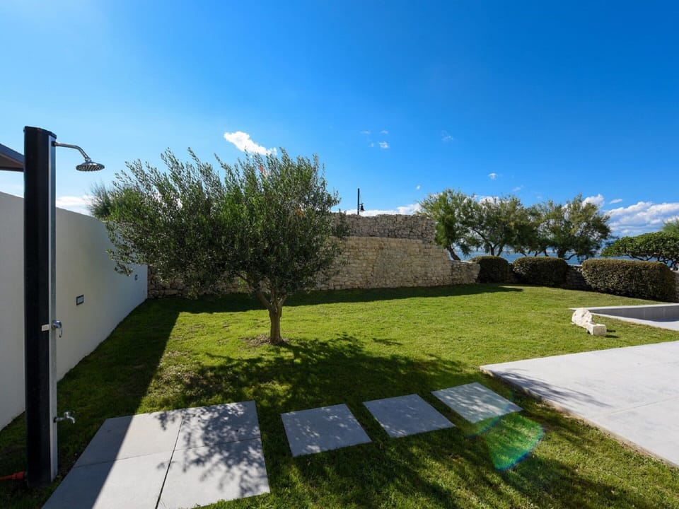 Villa | Garden