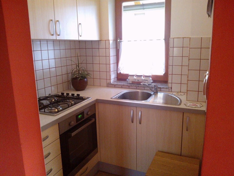 Cottage | Private kitchen | Coffee/tea maker, full-size fridge, oven, stovetop