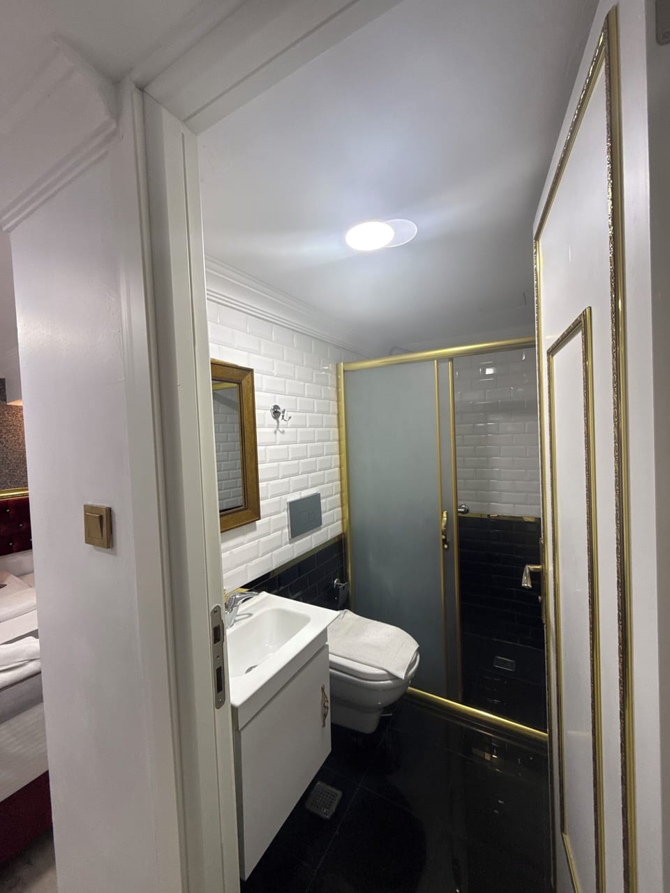 Deluxe Family Room | Bathroom | Shower, free toiletries, hair dryer, slippers