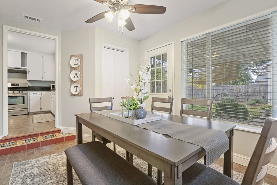 dining room, seats 6-7