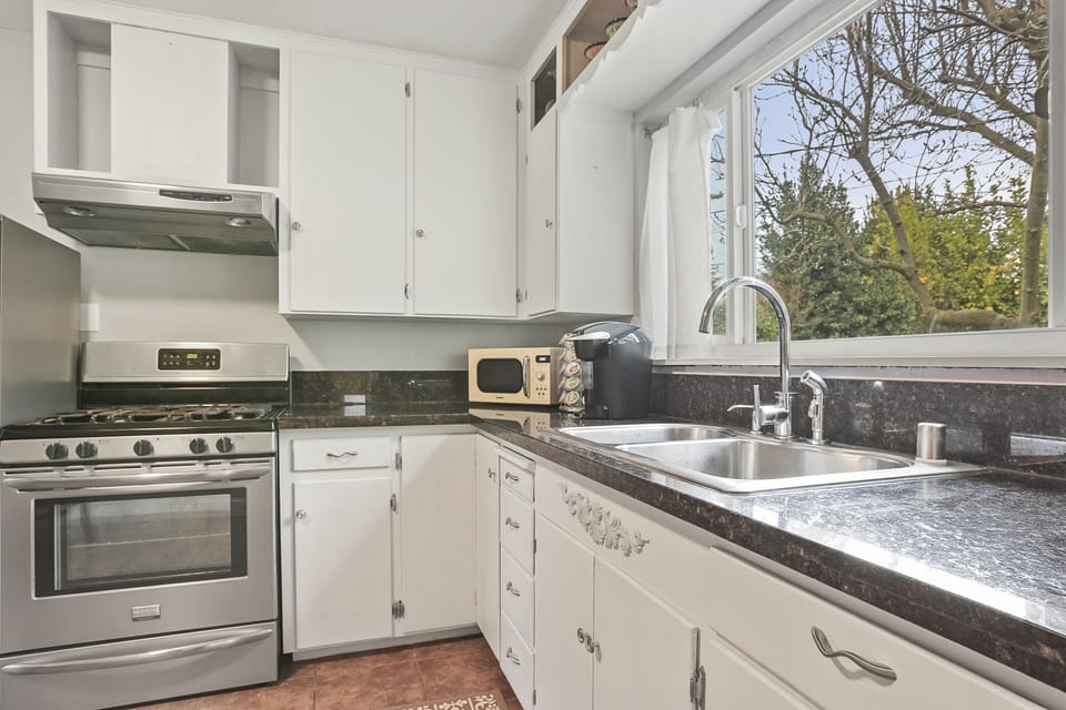 full kitchen, gas stove, oven, dishwasher, microwave, fridge with ice maker