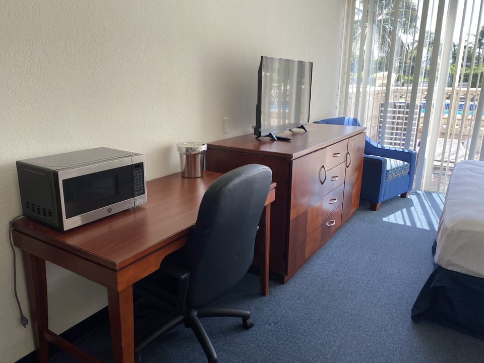 Deluxe King w/Patio | Free WiFi, bed sheets