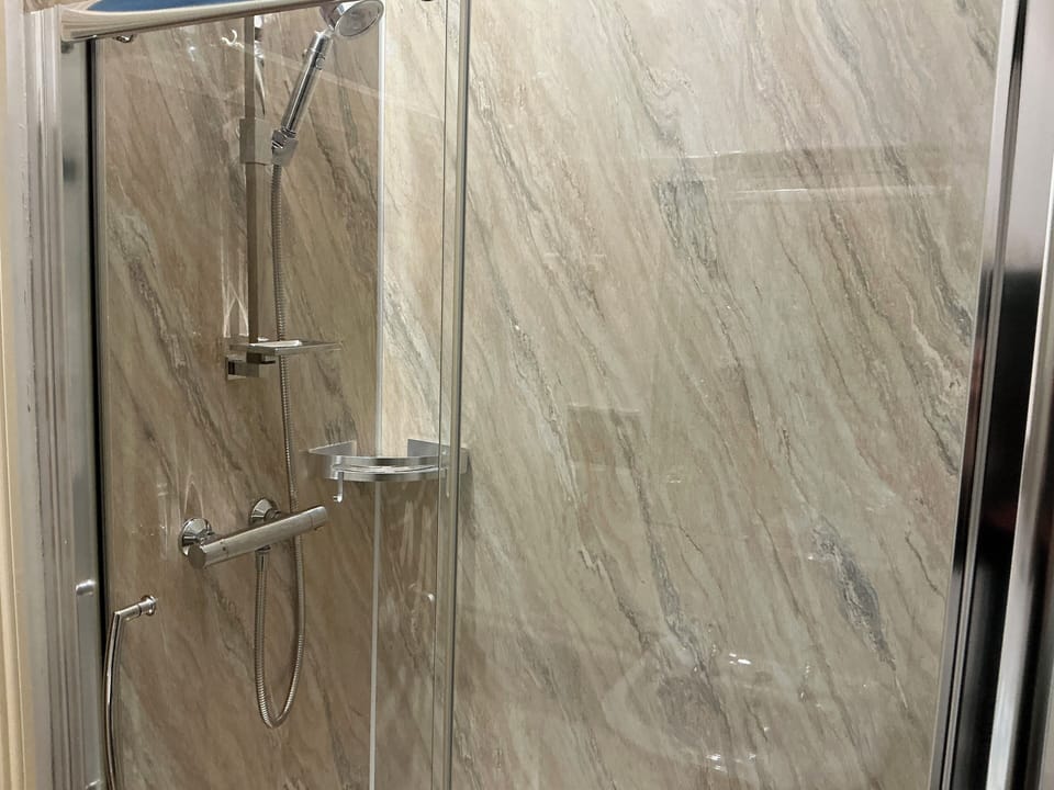 Superior Double Room | Bathroom | Shower, free toiletries, hair dryer, towels