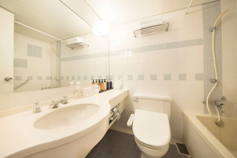 Standard Twin Room | Bathroom | Combined shower/tub, free toiletries, hair dryer, slippers