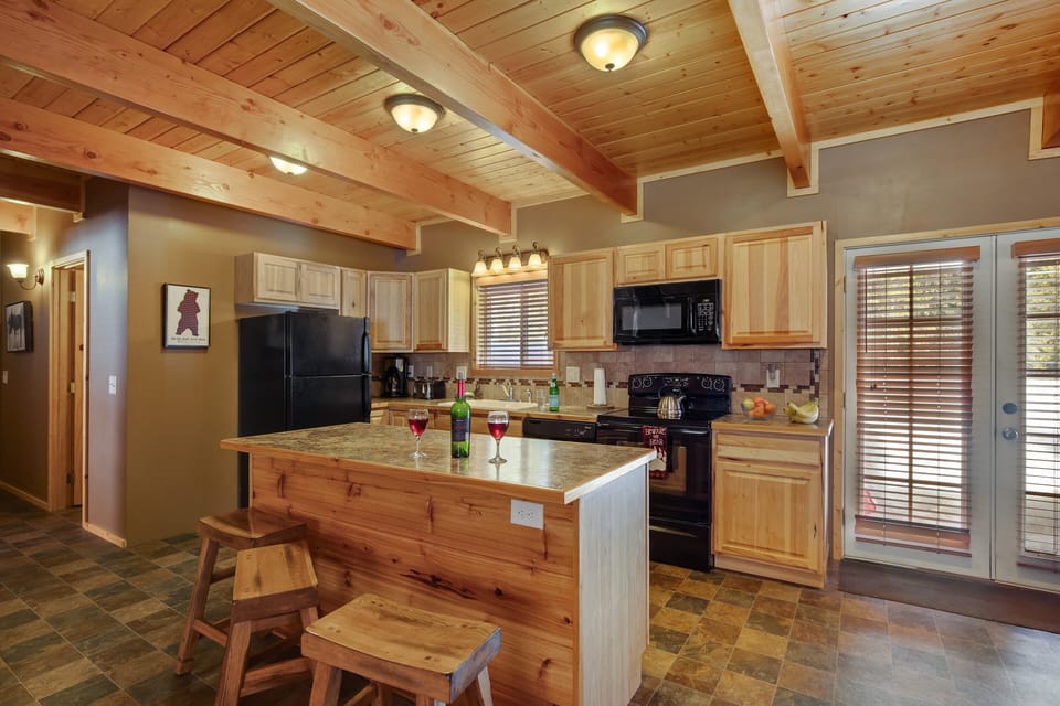 Chalet (3 Bedrooms) | Private kitchen | Coffee/tea maker, fridge, microwave, oven