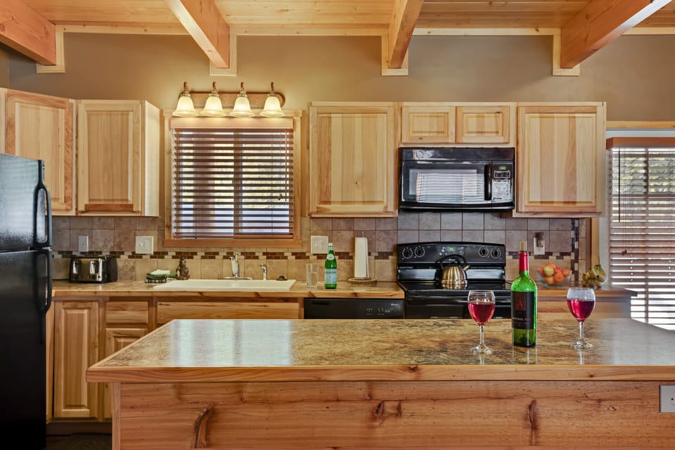 Chalet (3 Bedrooms) | Private kitchen | Fridge, microwave, oven, stovetop