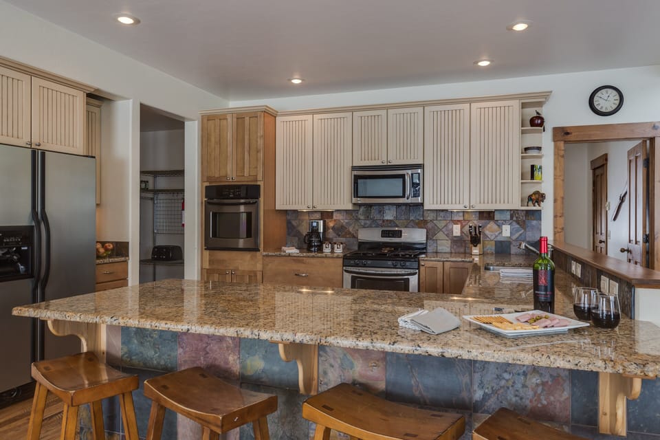 House (4 Bedrooms) | Private kitchen | Full-size fridge, microwave, oven, stovetop