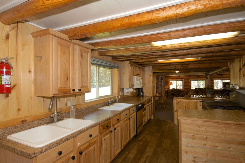 Villa (6 Bedrooms) | Private kitchen | Full-size fridge, microwave, oven, stovetop