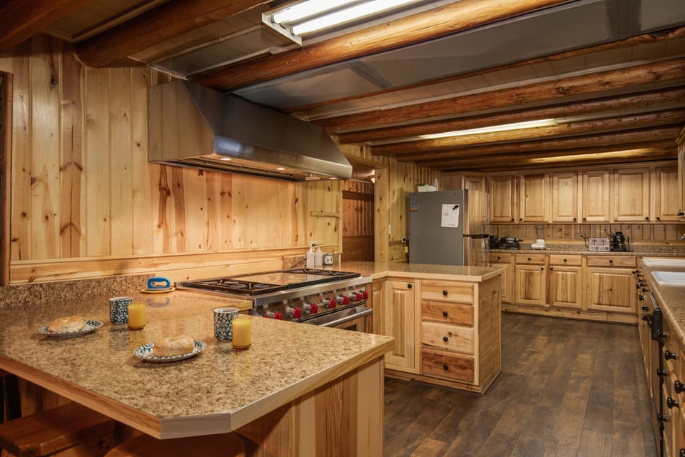 Villa (6 Bedrooms) | Private kitchen | Full-size fridge, microwave, oven, stovetop