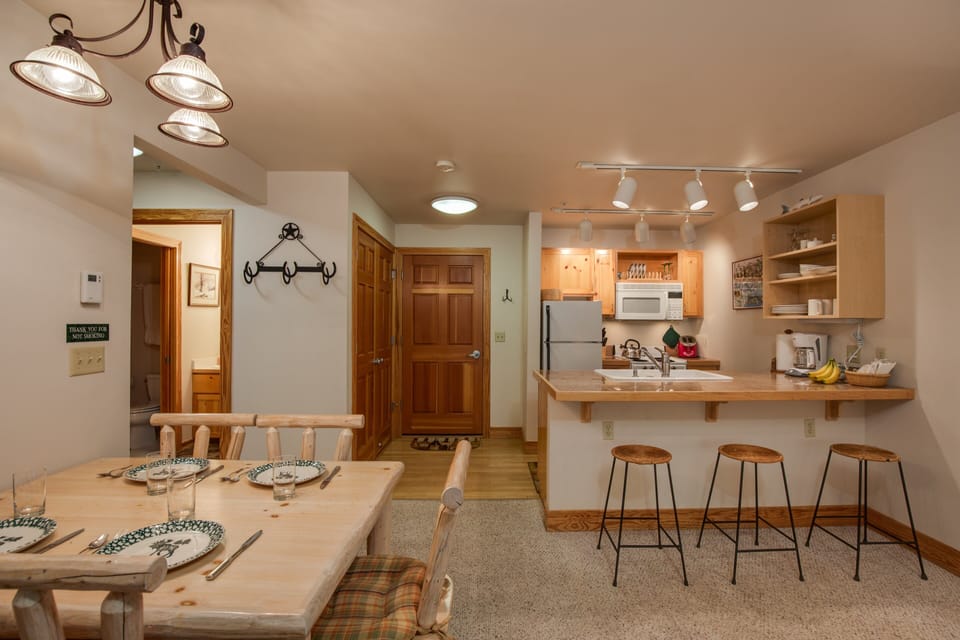 Apartment (1 Bedroom) | Dining room