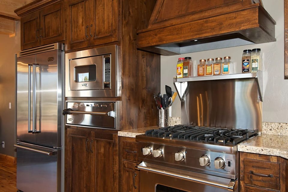 Villa (5 Bedrooms) | Private kitchen | Full-size fridge, microwave, oven, stovetop