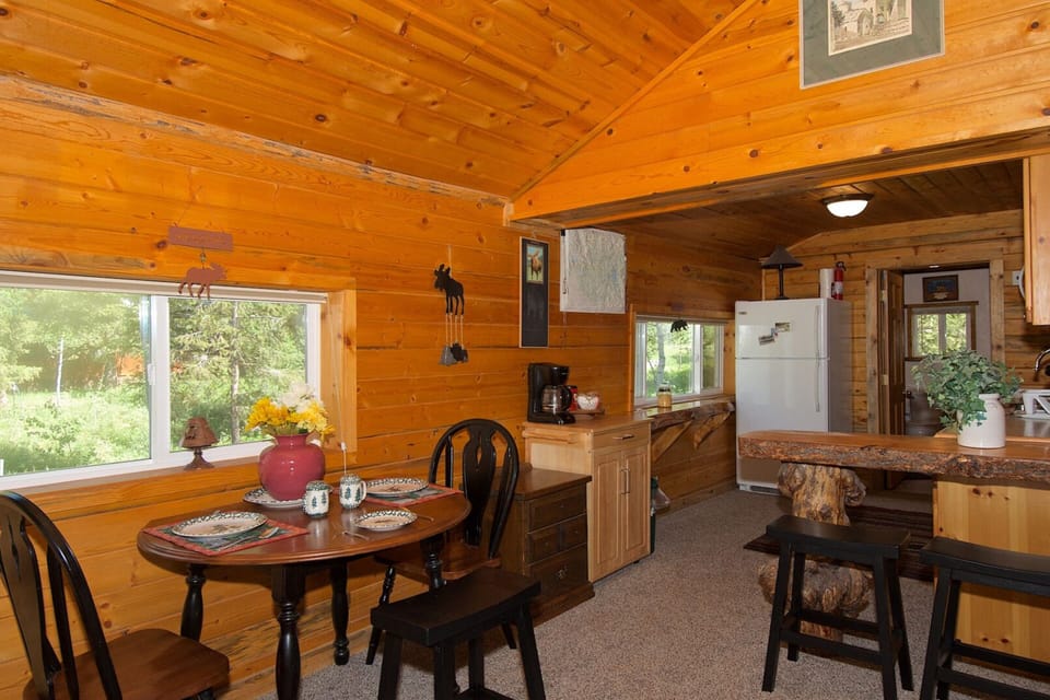 Villa (2 Bedrooms) | Dining room
