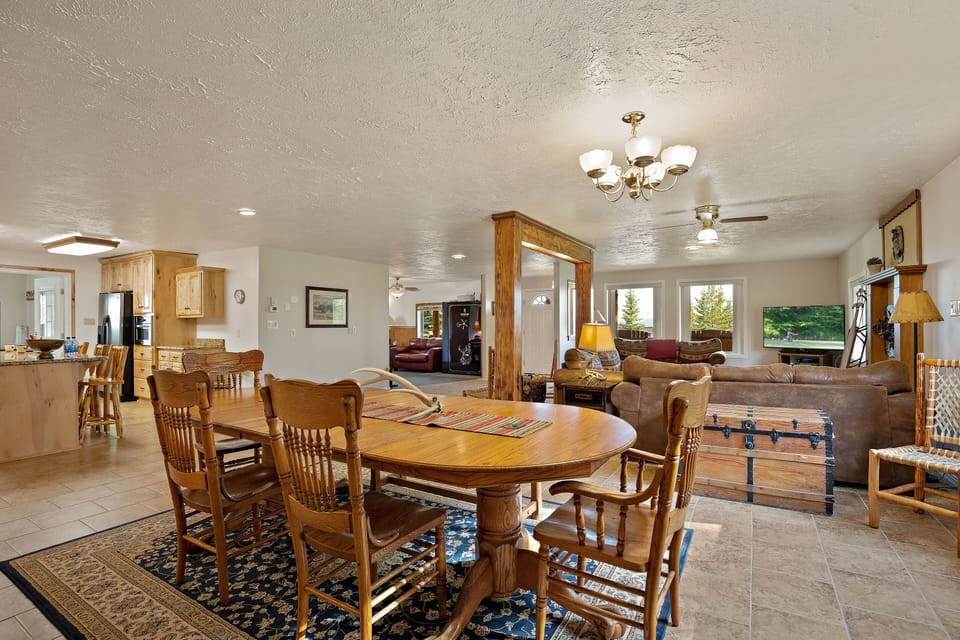 Villa (6 Bedrooms) | Dining room