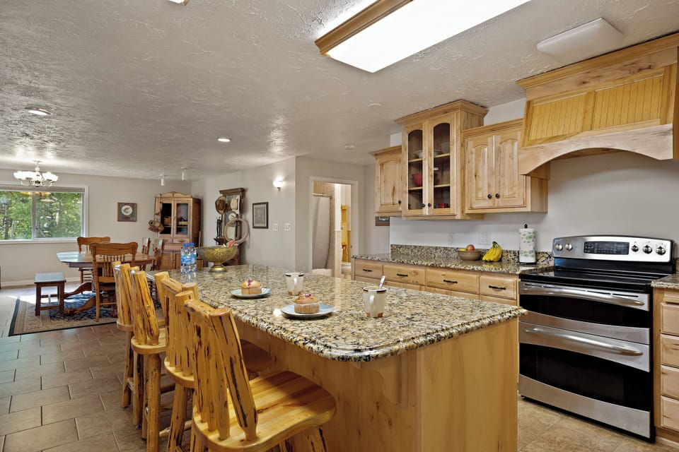 Full-size fridge, microwave, oven, stovetop