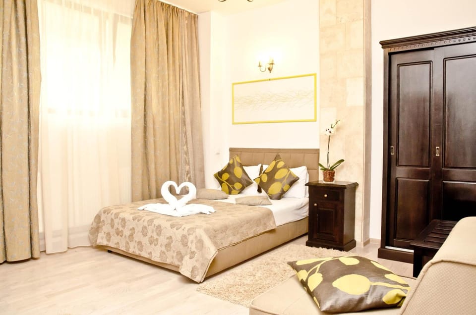 Egyptian cotton sheets, premium bedding, minibar, in-room safe