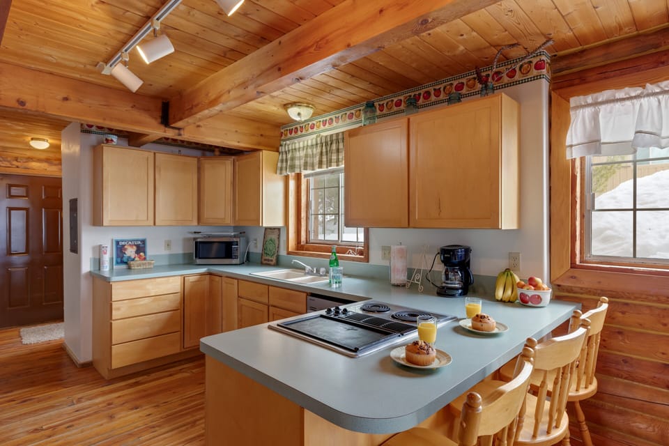 Villa (4 Bedrooms) | Private kitchen | Full-size fridge, microwave, oven, stovetop
