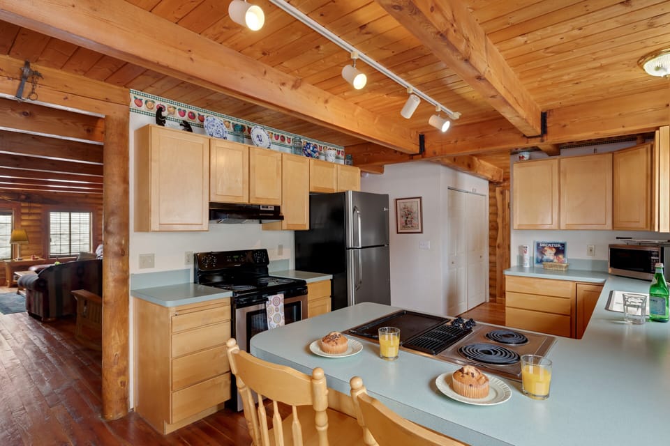 Villa (4 Bedrooms) | Private kitchen | Full-size fridge, microwave, oven, stovetop