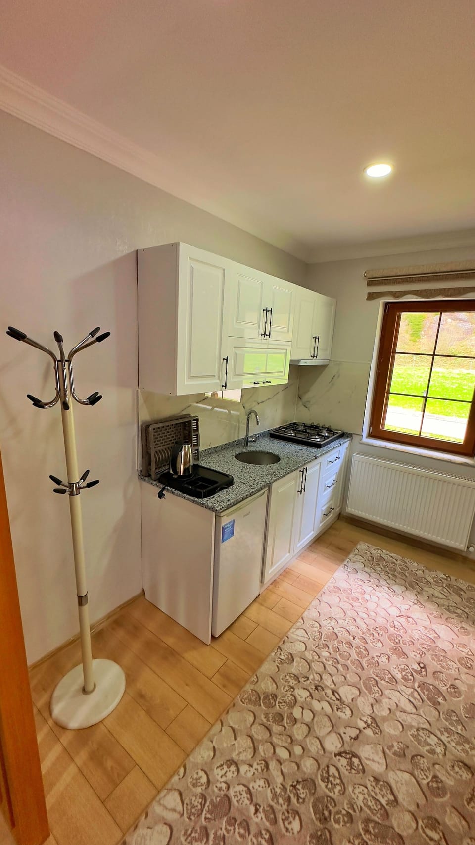 Family Bungalow | Private kitchen | Fridge, stovetop, electric kettle, highchair