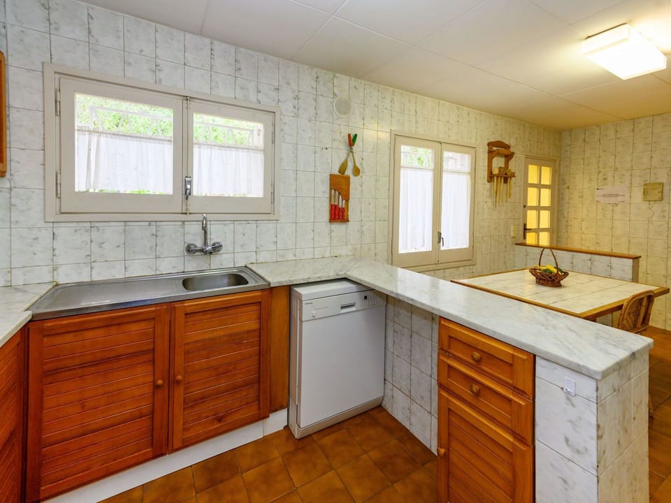 Room, Property, Countertop, Furniture, Cabinetry, Kitchen, Sink, Building, Interior Design, Floor