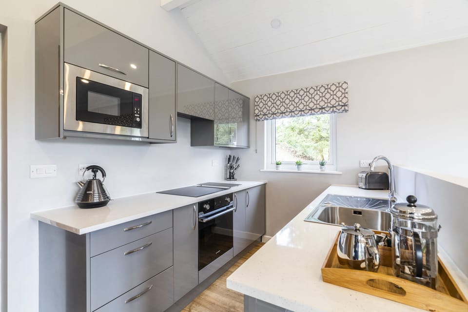 Deluxe Cabin, Accessible, Ensuite (Woodside lodge) | Private kitchen | Highchair