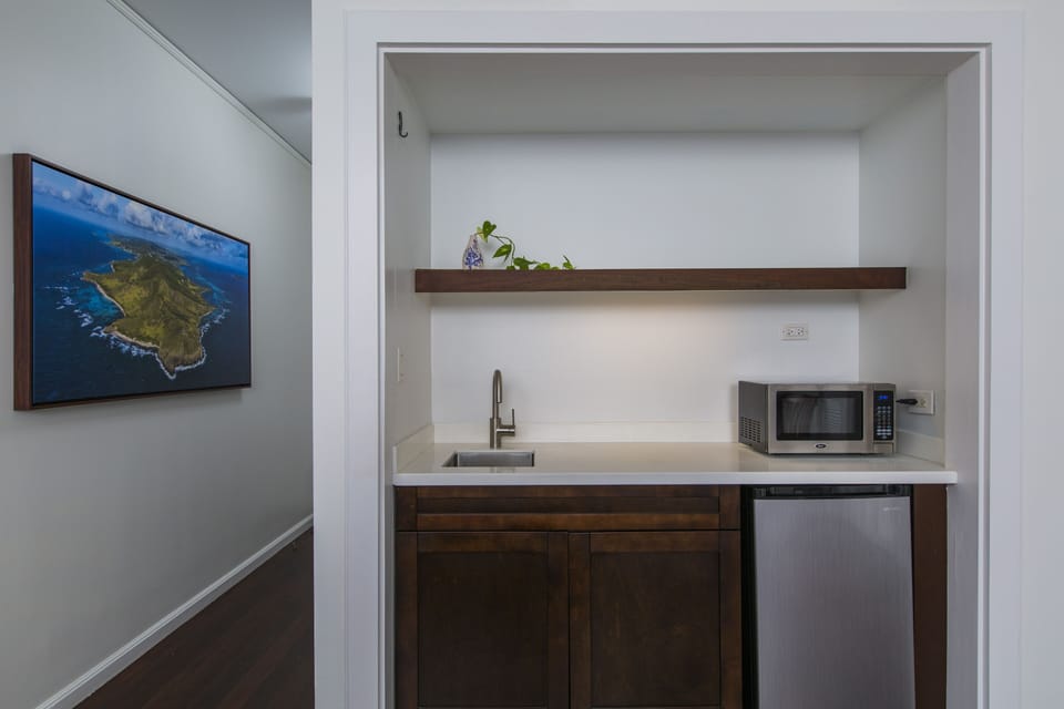 Premium Room | Desk, laptop workspace, WiFi (free), bed sheets