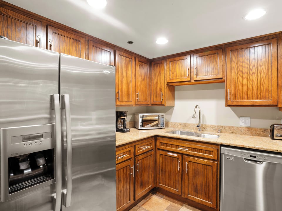 Full Kitchen / Stainless Steel Appliances
