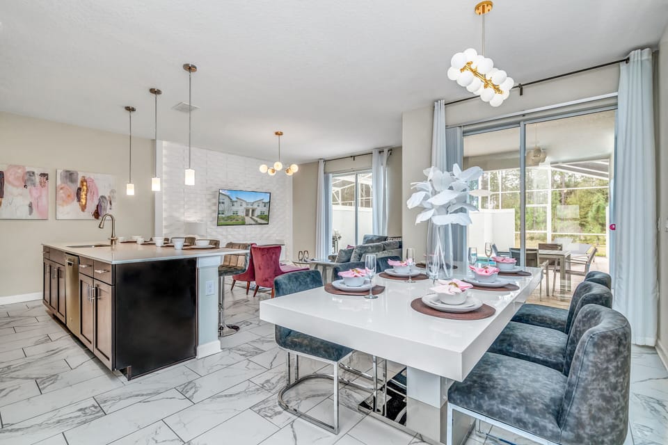 Beautiful Townhouse in Kissimmee Florida - Spacious open-plan design for a modern feel Stylish, contemporary furnishings enhancing the aesthetic - Plenty of natural light through large windows -Flexible seating options for comfort and adaptability