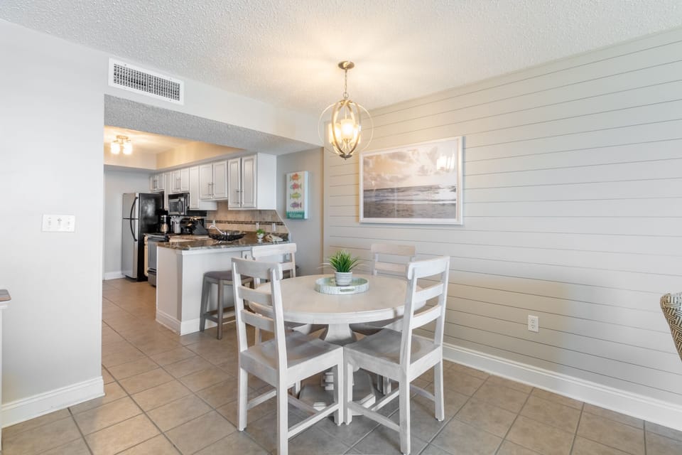 Dining table for 4 with Extra Seating at the Breakfast Bar