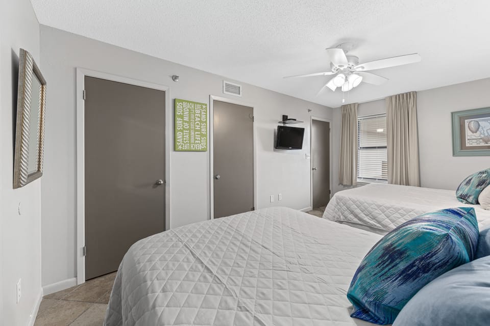 Guest Bedroom with 2 Queen Beds