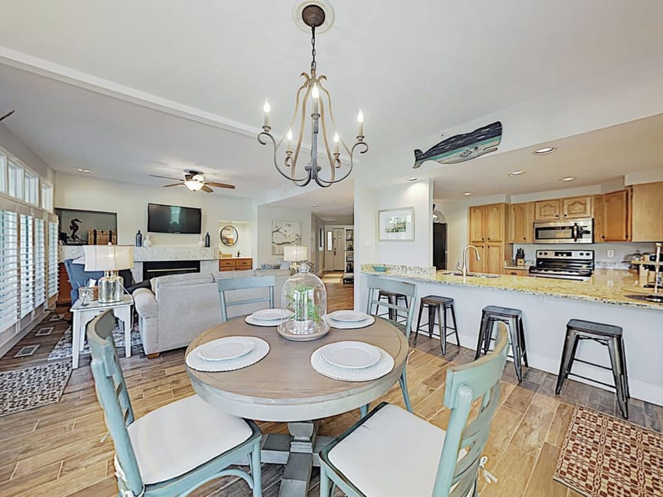 Great Open Living Space and Plenty of Room To Spread Out. Great Lagoon View. 
