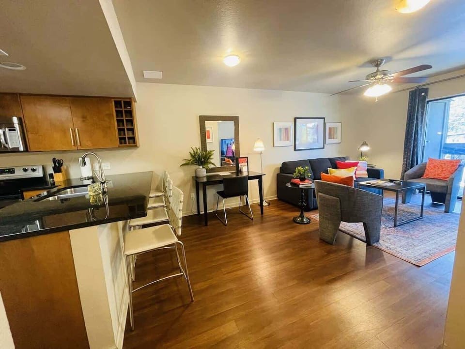 Enjoy this cozy and stylish condo perfect for your Austin getaway. The open-plan layout features a modern kitchen, comfortable living area, and a private balcony with lake views.