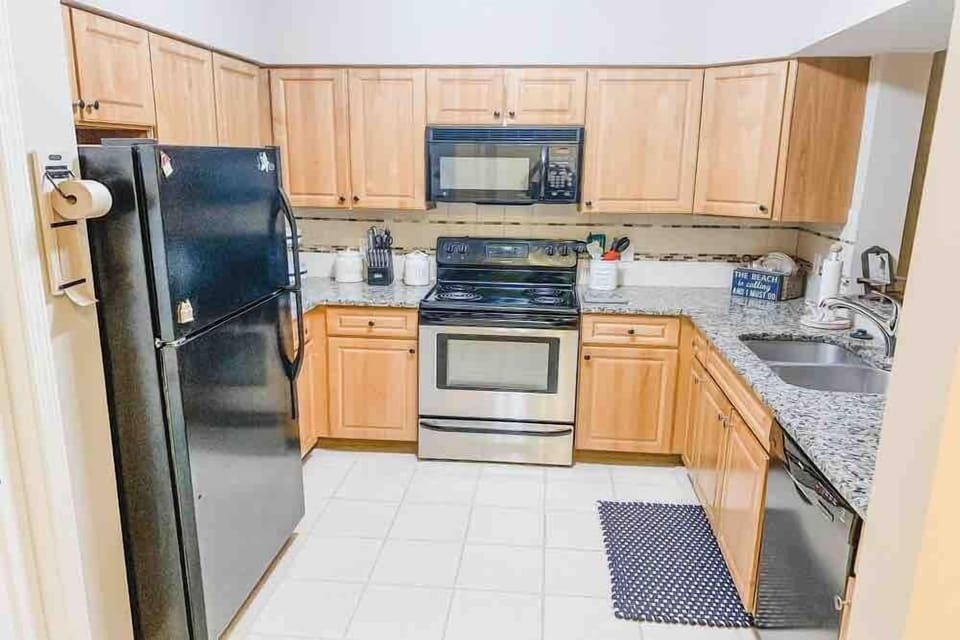 Full kitchen ready to use!