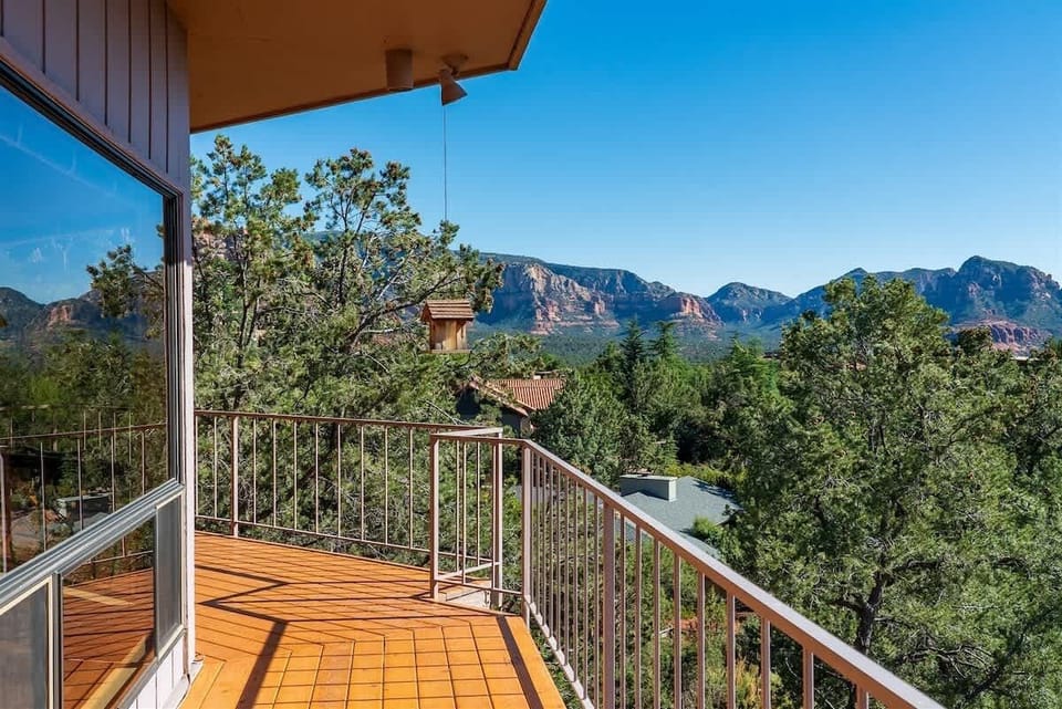 With panoramic Sedona views to the East ....