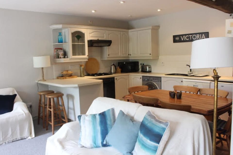 Living and kitchen area