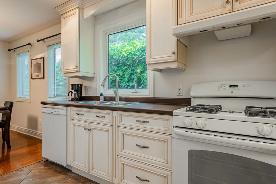 Full kitchen with fridge, stove, dishwasher, microwave, drip coffee maker - Five Point Cottage, NOTL