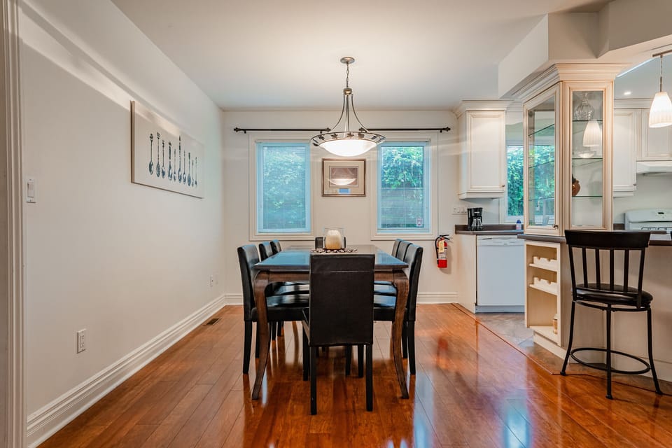 Dining room next to the kitchen - Five Point Cottage - Niagara-on-the-Lake