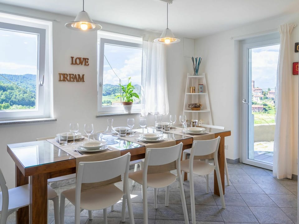 Room, Dining Room, Furniture, Property, Interior Design, Building, Table, House, Ceiling, Home