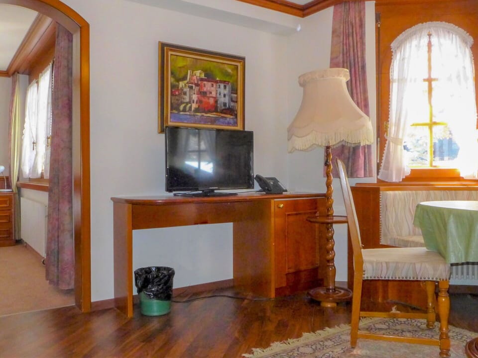 Room, Furniture, Property, Interior Design, Building, House, Floor, Table, Architecture, Real Estate