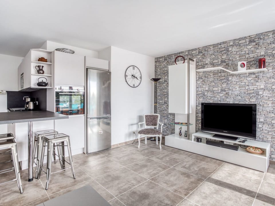 Room, Furniture, Property, Interior Design, Living Room, Building, Wall, Floor, House, Tile